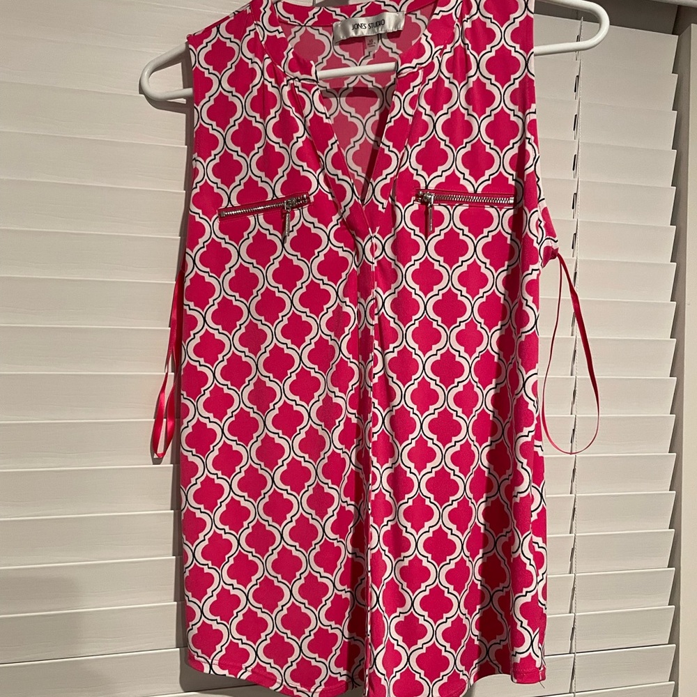Jones Studio XS pink and white sleeveless top.